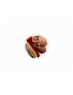 Cordero a la plancha con verduras escalibadas