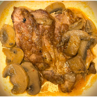 Pluma de cerdo con salsa de champiñones