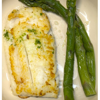 Merluza a la plancha con espárragos verdes