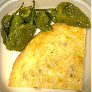 Tortilla de cebolla con guarnición