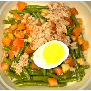 Ensalada de judías verdes con tomate, cebolla, atún y...