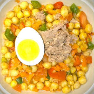 Empedrado de garbanzos con atún