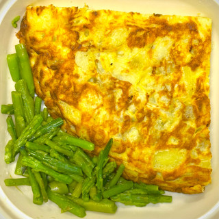 Tortilla de patatas con puntas de espárragos