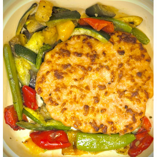 Hamburguesa de pollo con verduras asadas