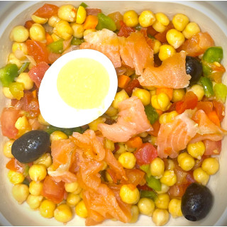Ensalada de garbanzos con salmón