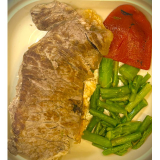 Bistec de ternera con espárragos y pimientos del piquillo