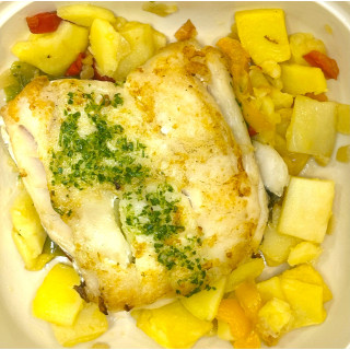 Merluza con patata, cebolla y pimiento