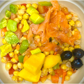 Ensalada de garbanzos con salmón, mango y aguacate