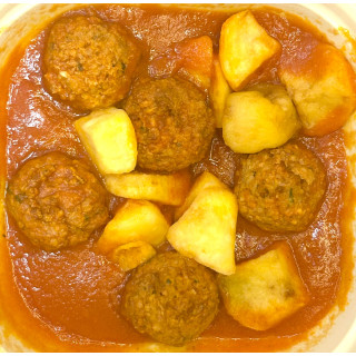 Albóndigas con tomate y patatas
