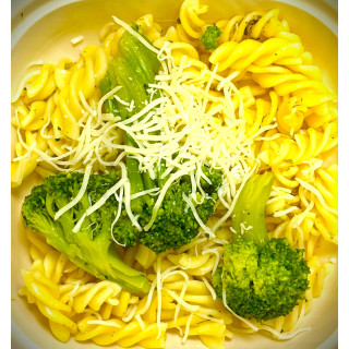 Pasta con brócoli y queso emmental