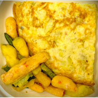 Tortilla de patatas con verduras en tempura