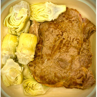 Bistec con alcachofas al vapor