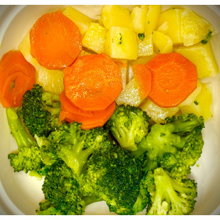 Patata con brócoli y zanahoria