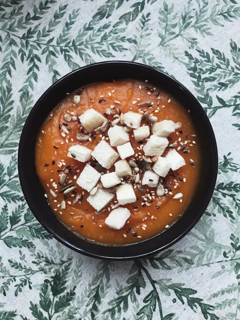 Gaspatxo amb formatge feta i fruits secs